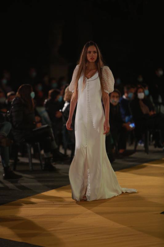 Novias por siempre jamás sorprendió con propuestas innovadoras como 'looks' de dos piezas aunque no olvidó los tradicionales vestidos estilo princesa. Las capas y los tejidos como el crepe, la gasa y los bordados fueron protagonistas.