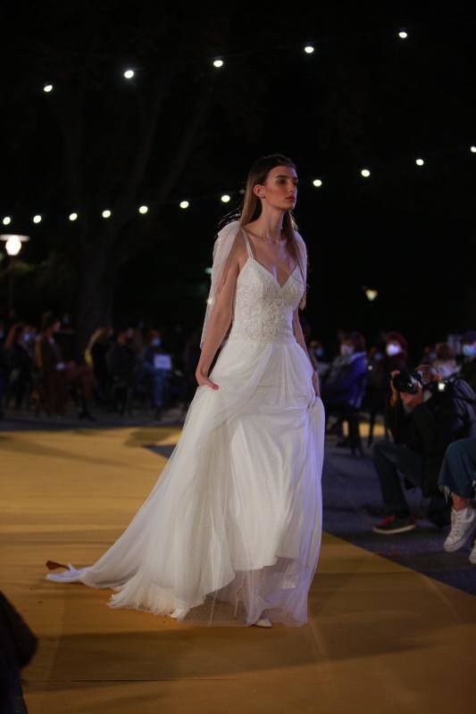 Novias por siempre jamás sorprendió con propuestas innovadoras como 'looks' de dos piezas aunque no olvidó los tradicionales vestidos estilo princesa. Las capas y los tejidos como el crepe, la gasa y los bordados fueron protagonistas.