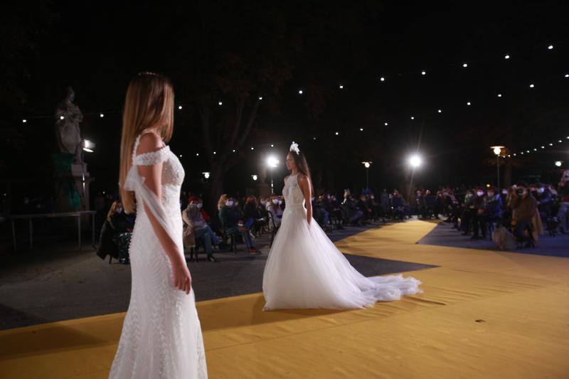 Novias por siempre jamás sorprendió con propuestas innovadoras como 'looks' de dos piezas aunque no olvidó los tradicionales vestidos estilo princesa. Las capas y los tejidos como el crepe, la gasa y los bordados fueron protagonistas.