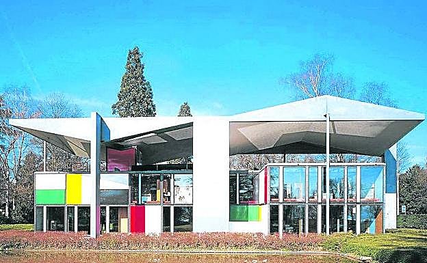 Imagen principal - 1. Pabellón Corbusier, en Zúrich. 2. Chaise longue LC4, otro de sus diseños. 3. 'Dibujo de mujer'.