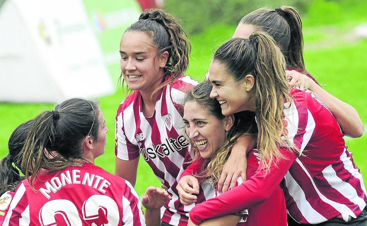 Jugadoras roijblancas celebrando el 2-1 ante el Dépor en Lezama. 