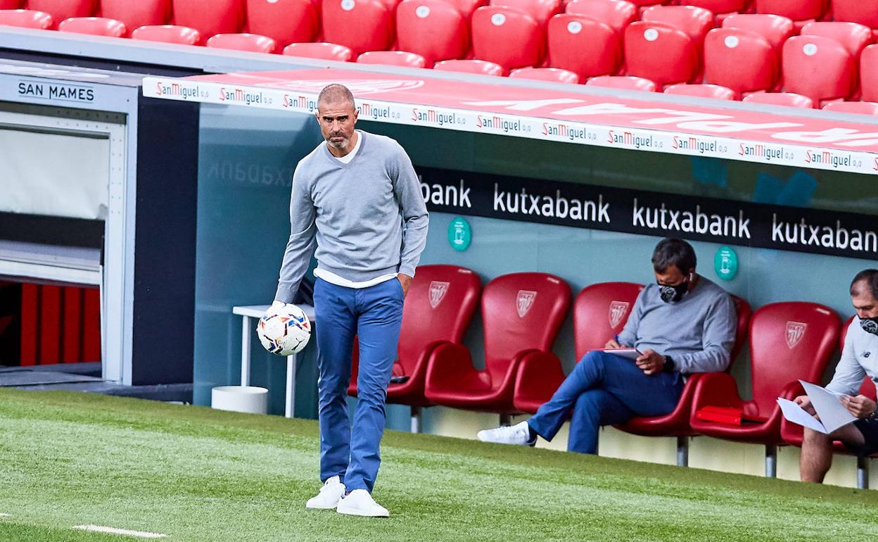 Garitano, con un balón en el partido del jueves contra el Cádiz.