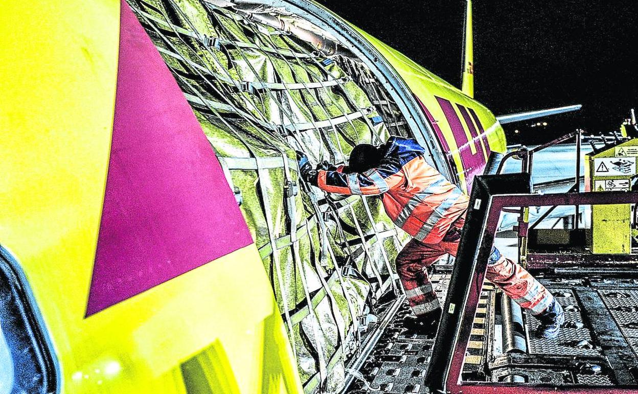 Un trabajador, en un avión de DHL en el aeropuerto de Foronda.