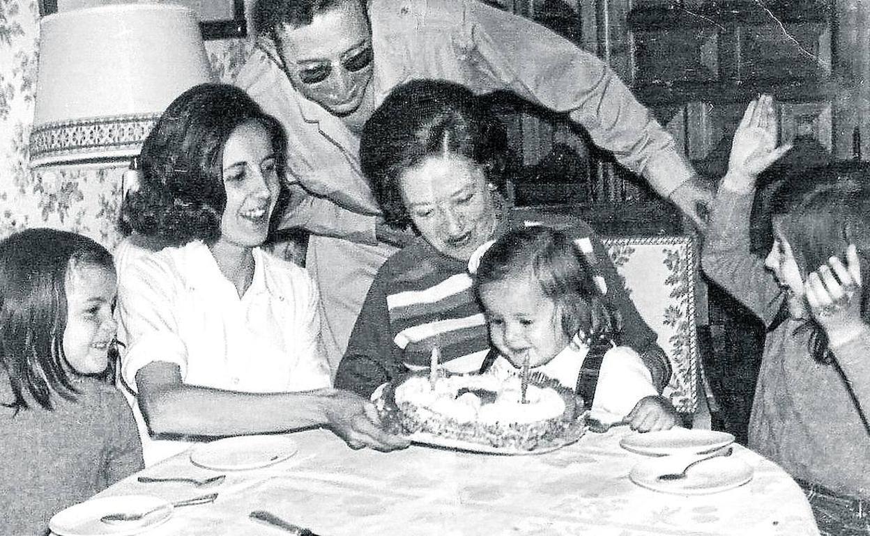 Celebración. La familia de Ana María Vidal-Abarca y Jesús Velasco, durante el cumpleaños de su hija Inés. 