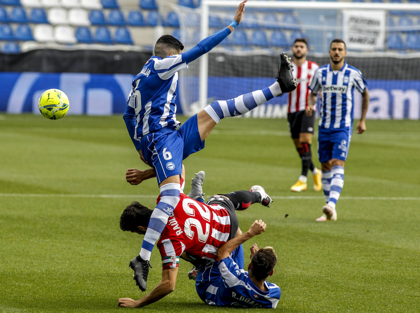 El estadio de Mendizorroza ha albergado el derbi entre albiazules y rojiblancos