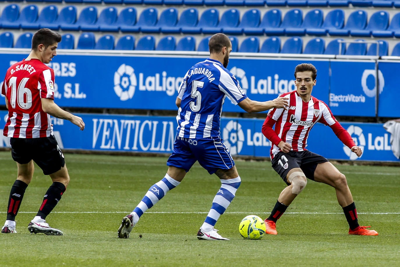 El estadio de Mendizorroza ha albergado el derbi entre albiazules y rojiblancos