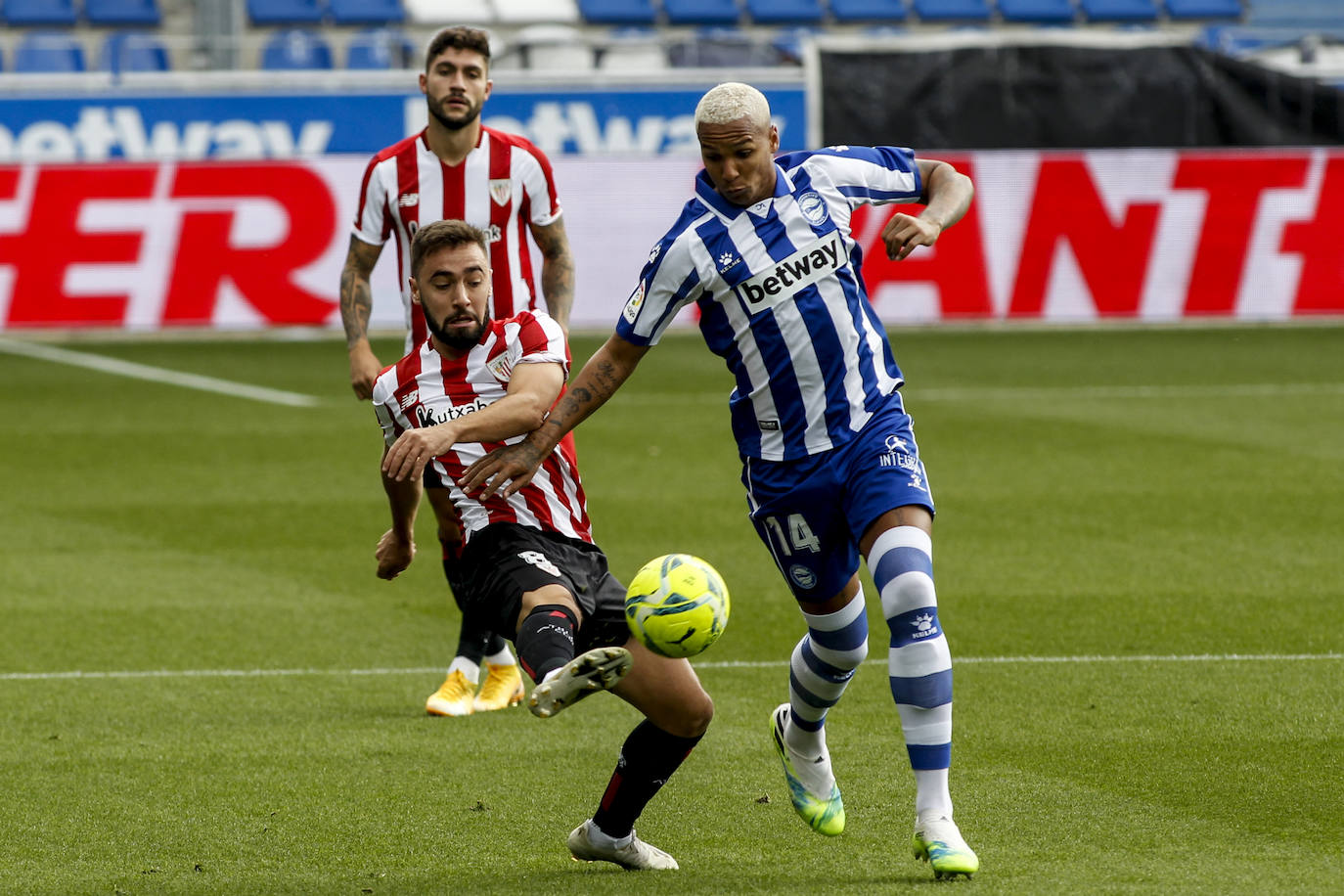 El estadio de Mendizorroza ha albergado el derbi entre albiazules y rojiblancos