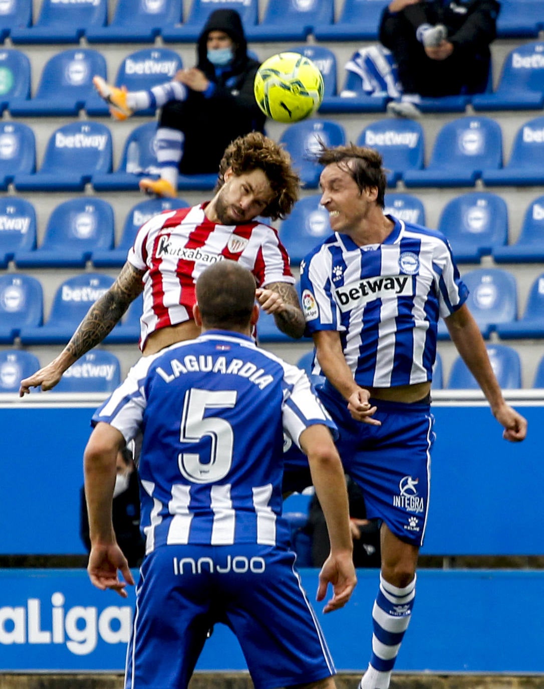 El estadio de Mendizorroza ha albergado el derbi entre albiazules y rojiblancos