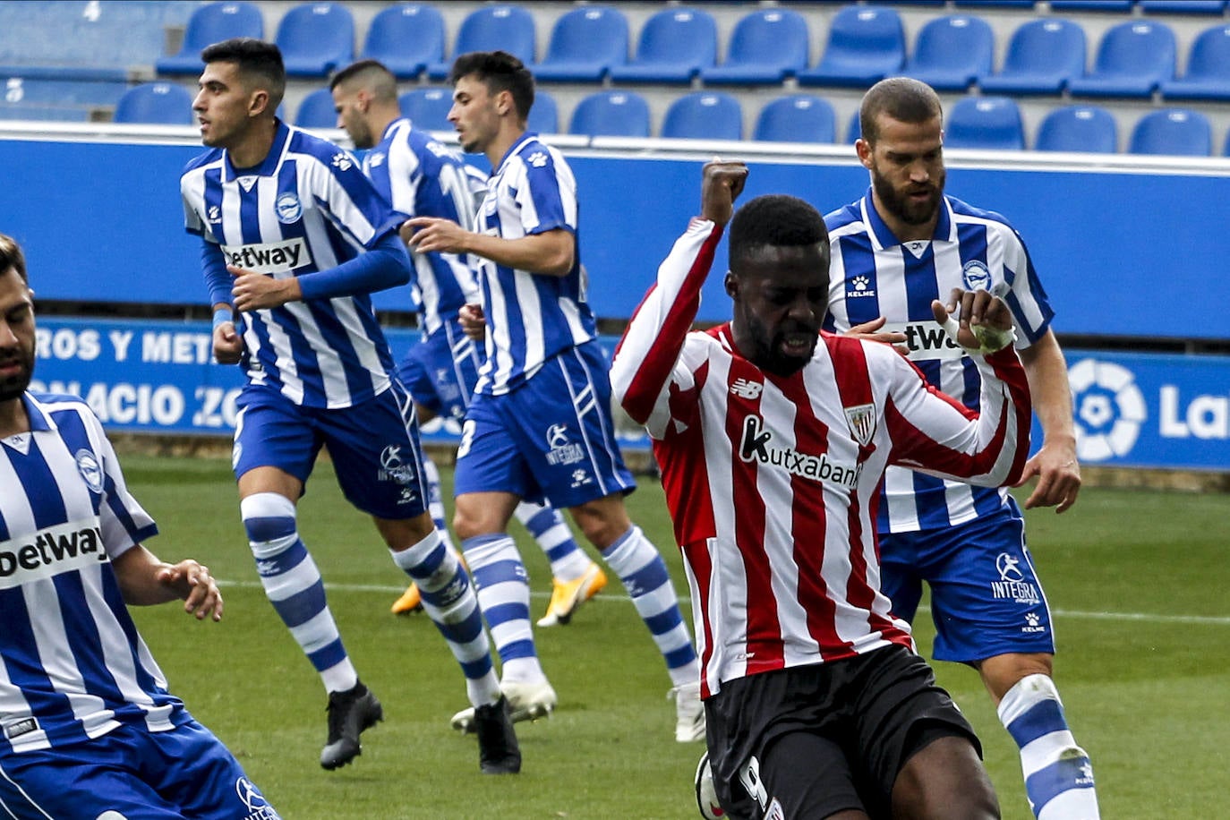 El estadio de Mendizorroza ha albergado el derbi entre albiazules y rojiblancos