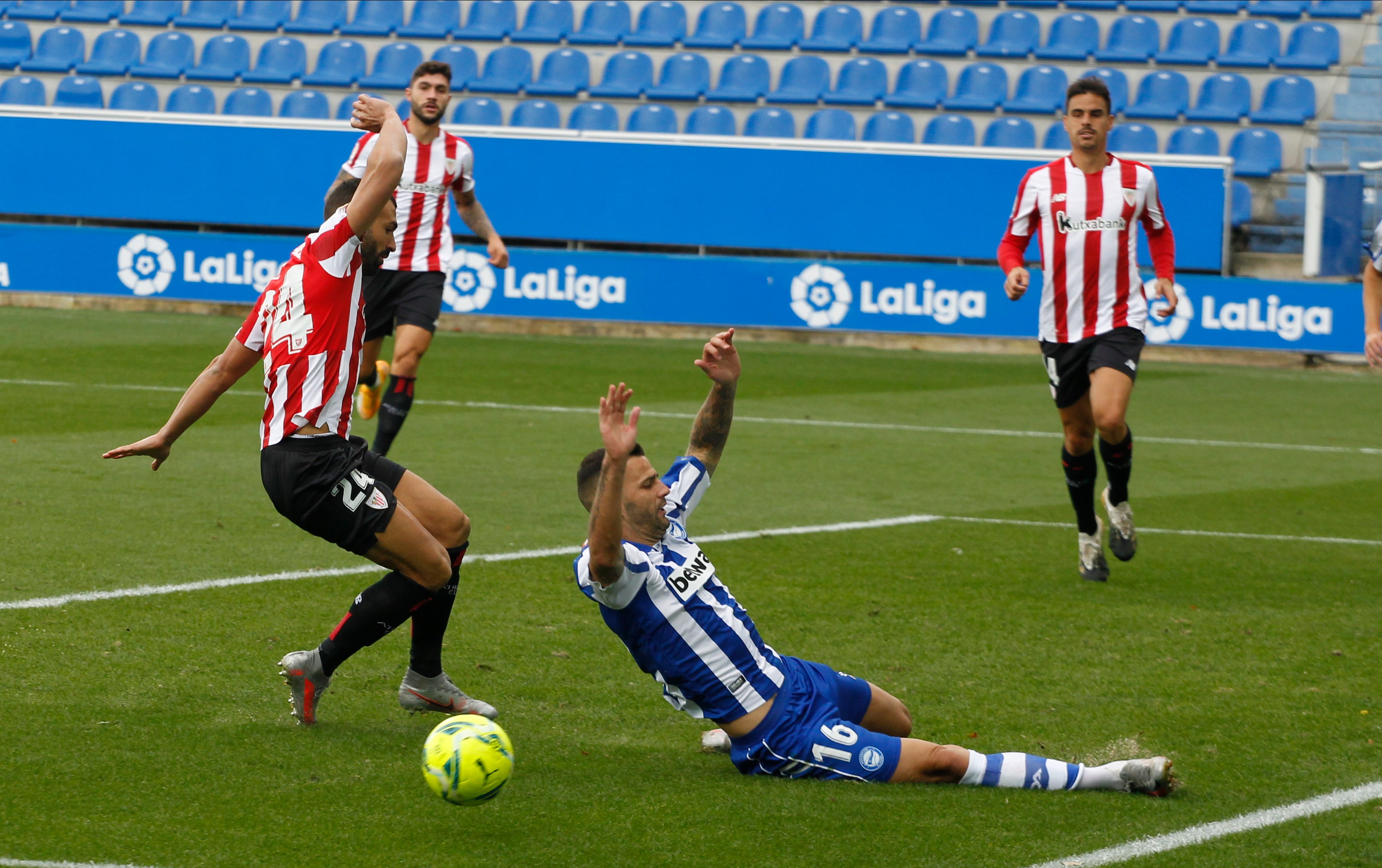 El estadio de Mendizorroza ha albergado el derbi entre albiazules y rojiblancos