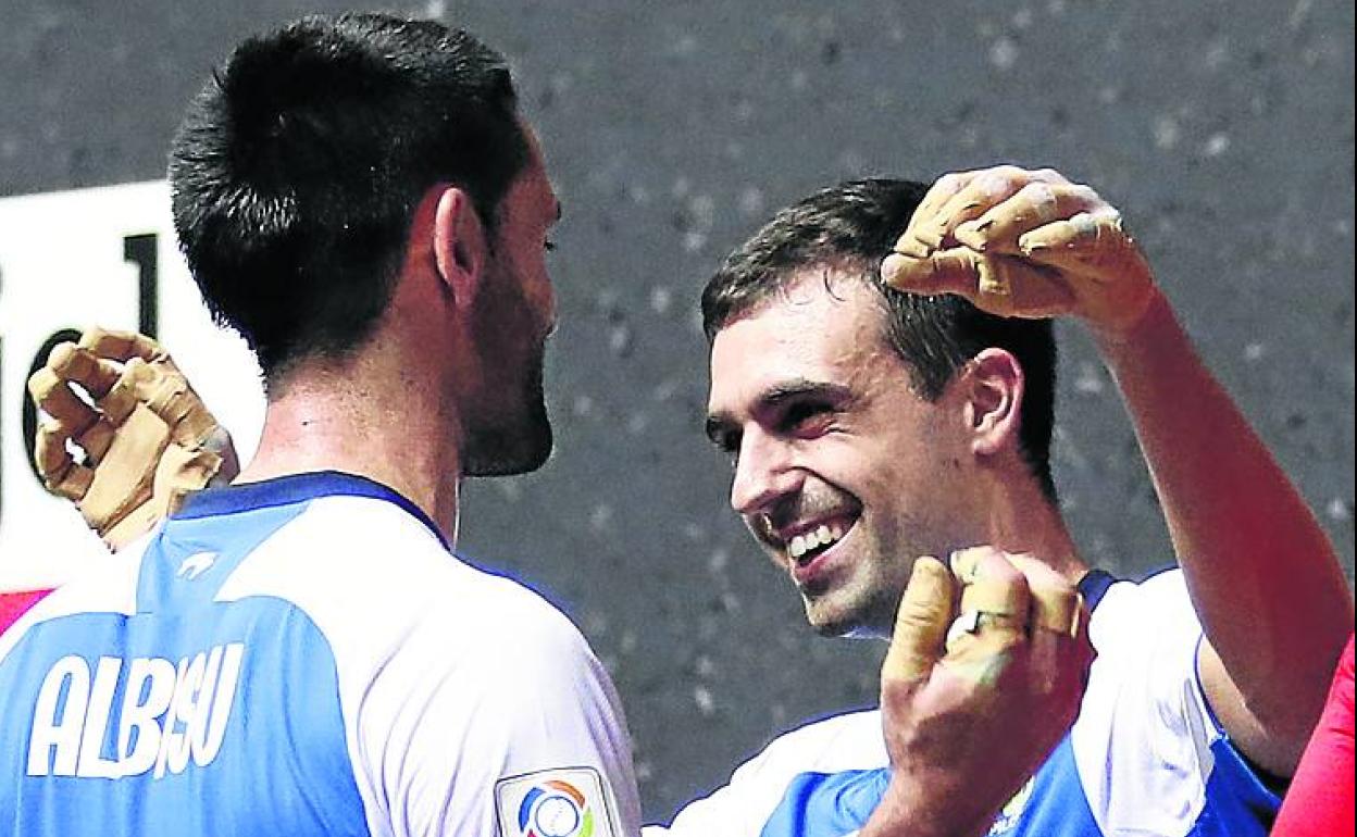 Albisu y Agirre celebran su triunfo a la conclusión del duelo. 