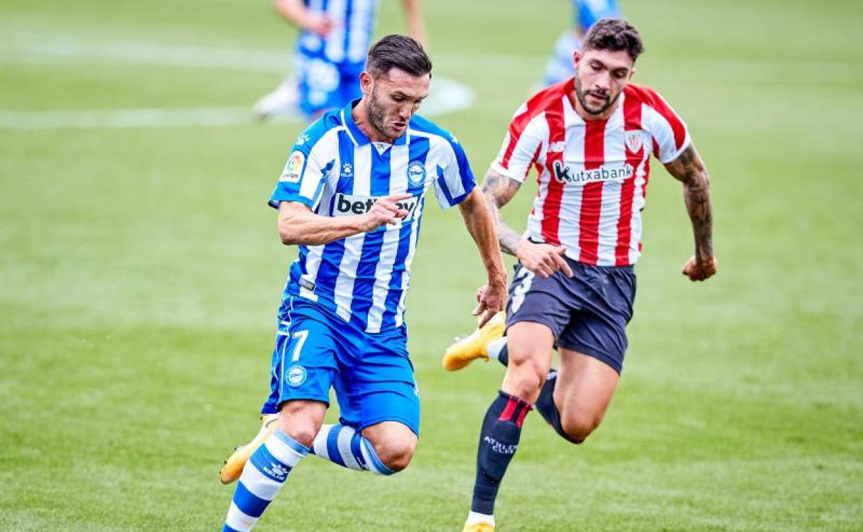 Lucas Pérez conduce la pelota ante Núñez