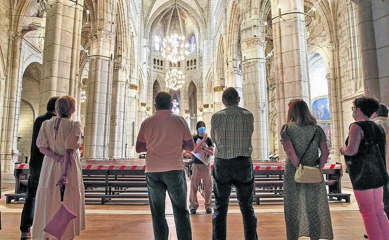 Las visitas en grupo volvieron a la catedral vieja en agosto y con mascarilla. 