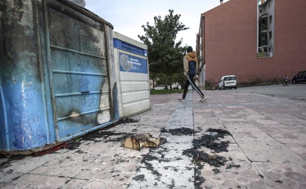 También prendieron fuego a varios contenedores de basura.