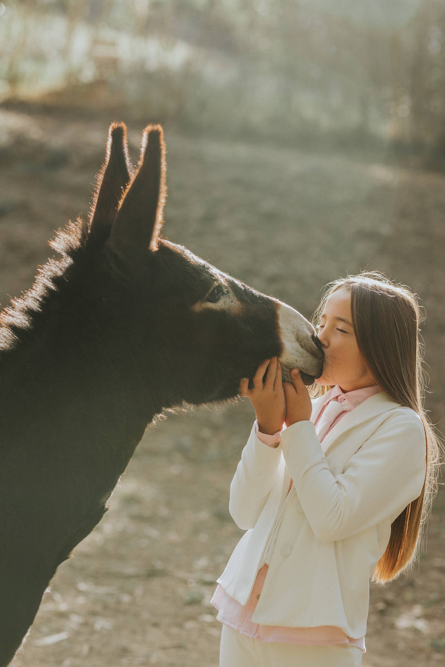 Fotos: Alize, la niña vizcaína que ha sido fiel a sí misma haciendo la comunión con traje y corbata