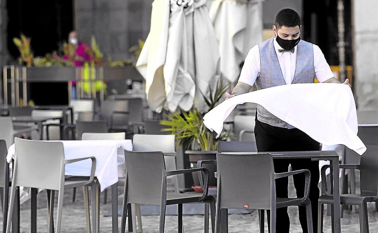 Un camarero prepara una mesa, ayer, en la Plaza Mayor de Madrid. 