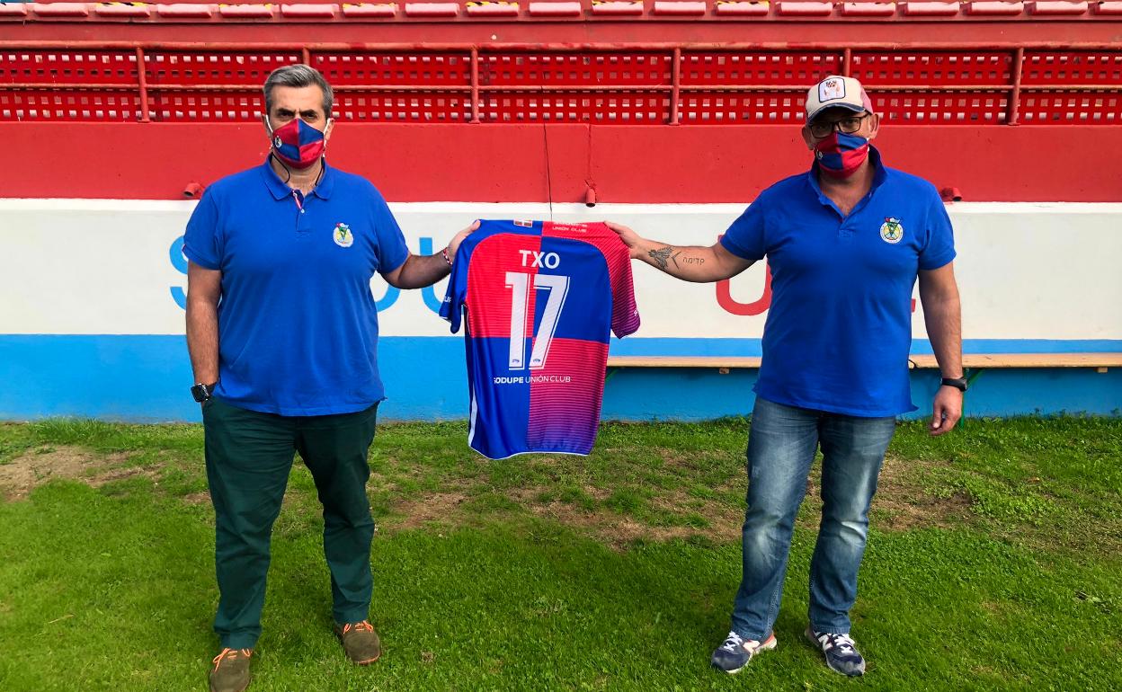 Juan Andrés Iragorri a la izquierda y Joseba Mikel Alonso a la derecha hacen oficial el relevo en la presidencia 