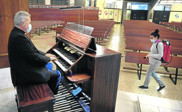 Un respiro. Monseñor Iceta toca el órgano de la parroquia del Carmen.