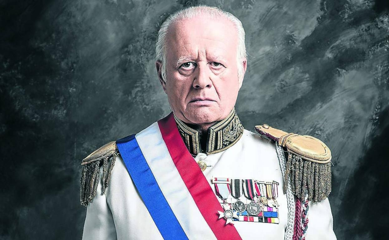 Juan Echanove, caracterizado como el dictador dominicano. 