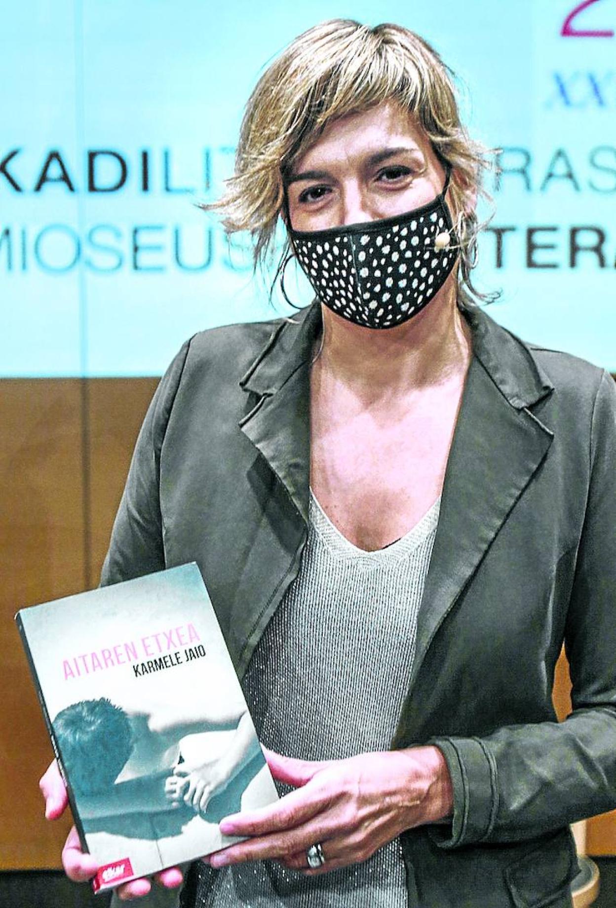 La autora premiada Karmele Jaio, con un ejemplar de 'Aitaren etxea'.