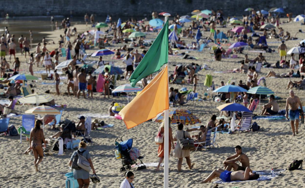 La bandera ambar ondea en la playa de Gorliz. 