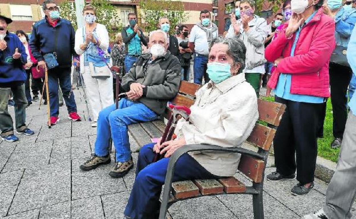 Lidia Gil, visiblemente emocionada, recibió el apoyo de todos sus vecinos de Mamariga. 