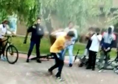 Imagen secundaria 1 - Arriba, un agente patrulla por una zona conflictiva. Abajo, lances de una pelea programada en el parque de San Martín el pasado mes de septiembre. 