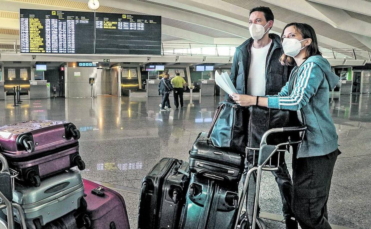 La pareja bilbaína Alex Revilla y Anna Costán viajaron el jueves a Shanghai, donde viven desde hace 4 años, después de 9 meses sin recibir permiso para volver a China.