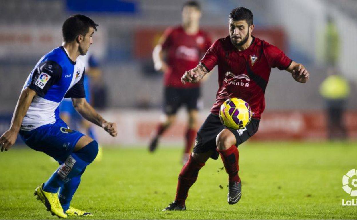 El exrojillo Igor Martínez (hoy retirado) fue uno de los goleadores del Mirandés en la última visita del equipo a Sabadell, en el mes de noviembre del año 2014 (3-2). 