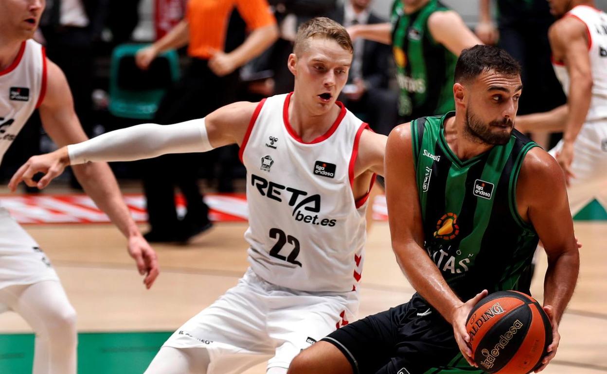 Tan cerca, tan lejos