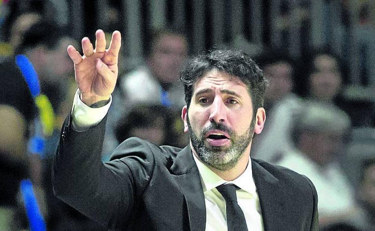 Mumbrú da explicaciones a sus jugadores. 