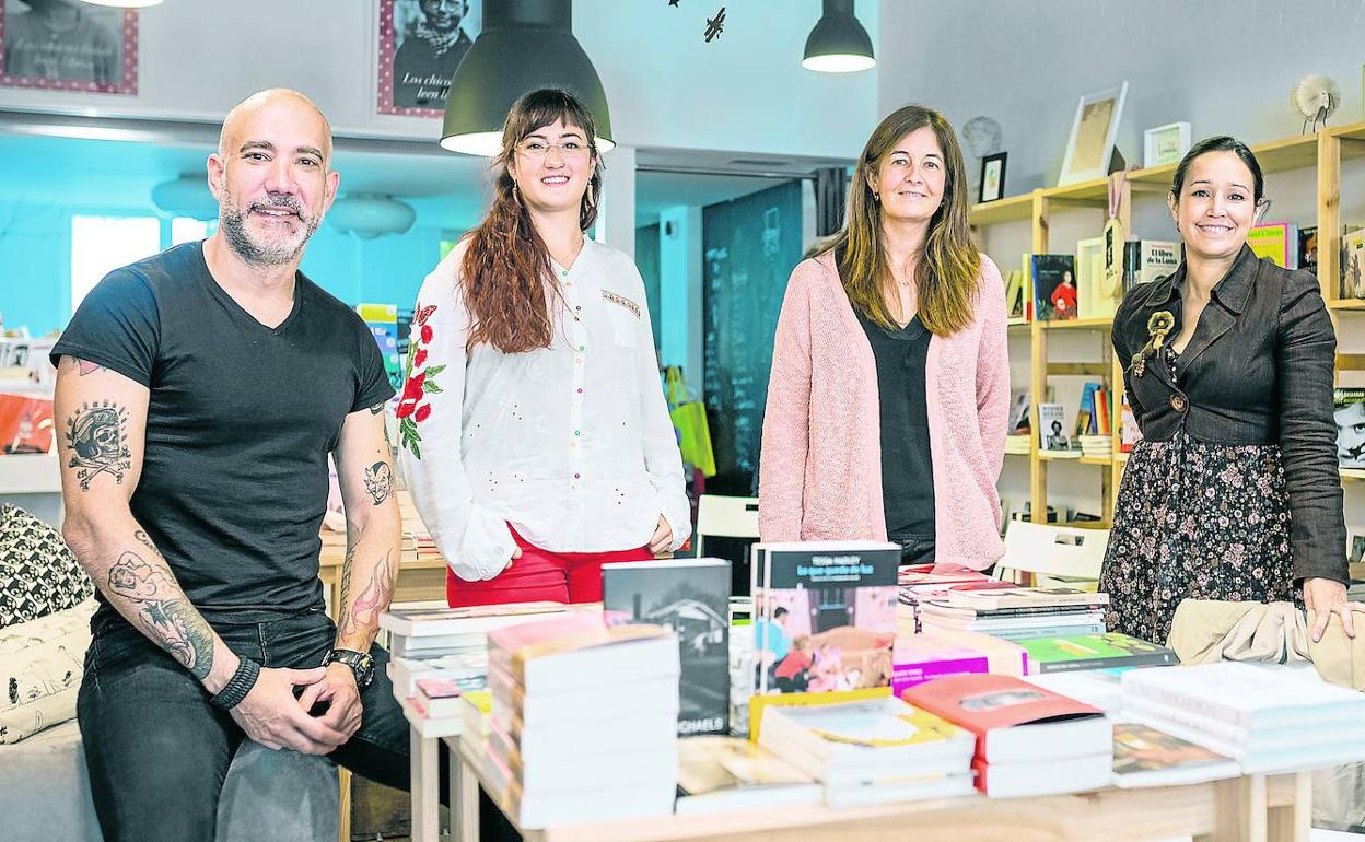 Los escritores Mikel Oraá, Diana Perales, Lorena Madariaga y Elena Tabares, en la librerñia Mara-Mara. 