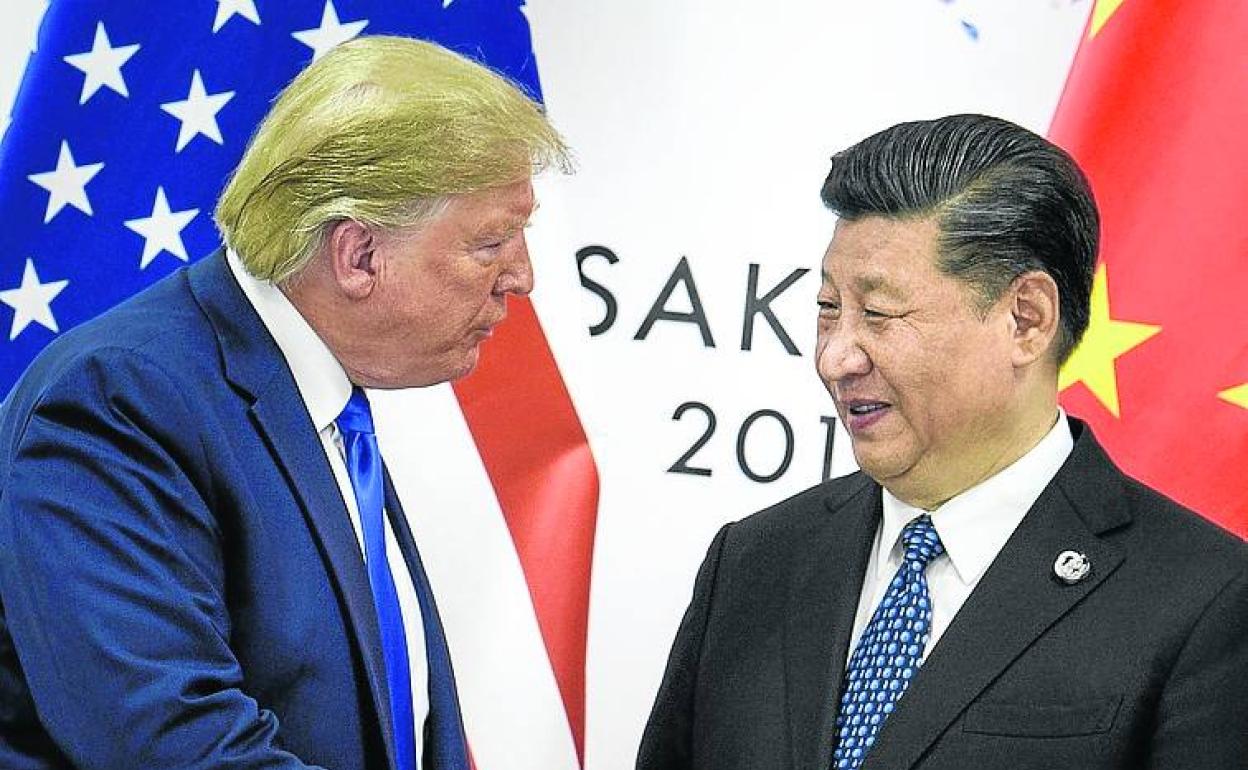 Trump y Xi se saludan durante su encuentro de 2019.