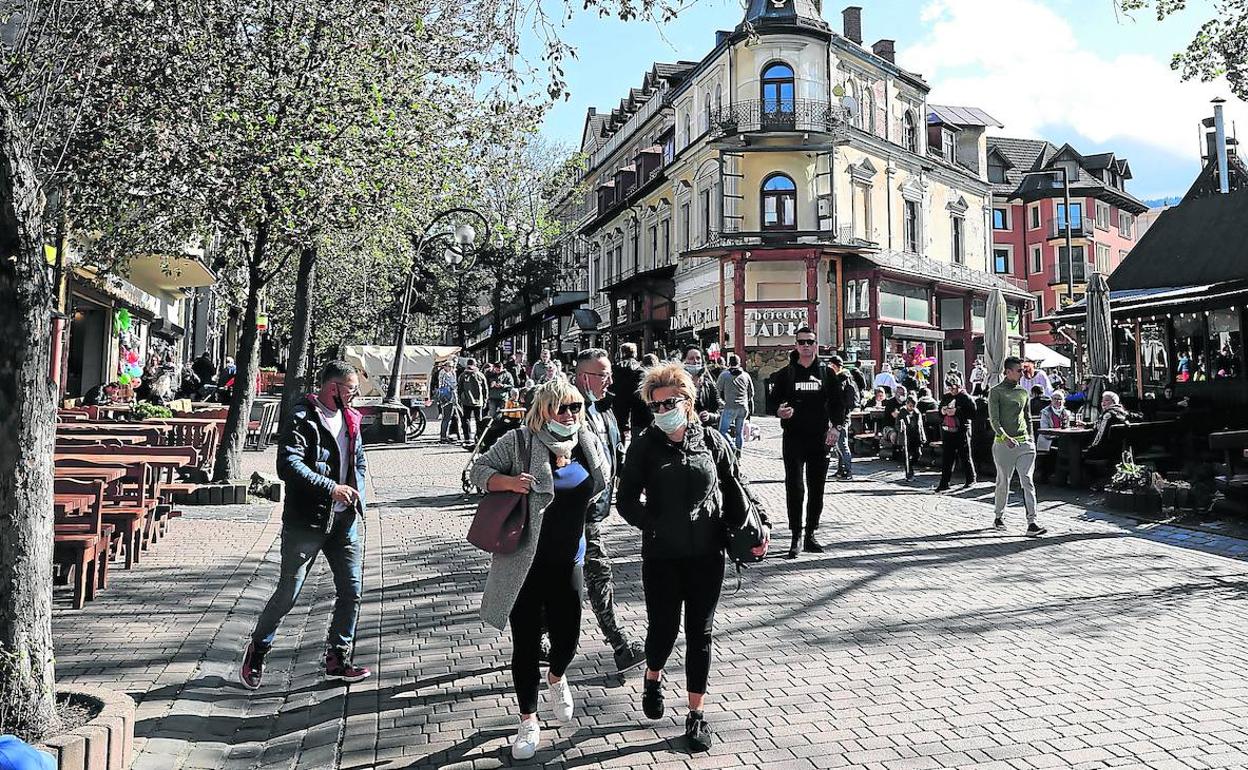 El buen tiempo reinante en el norte de Europa ha hecho más difícil el confinamiento en Polonia y ciudades como Zakopane han visto sus calles llenas. 