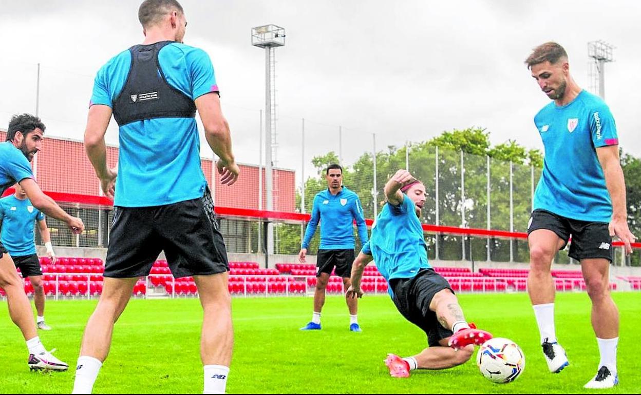 Muniain se arroja a los pies de Yeray en un entrenamiento en Lezama.