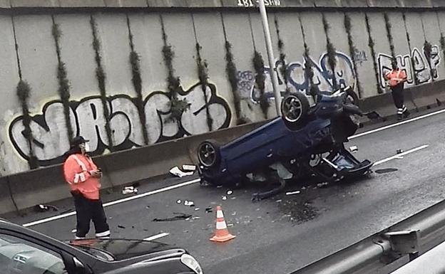 Coche volcado en Barakaldo.