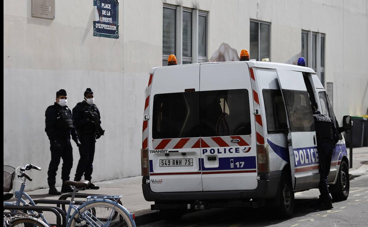 Agentes franceses frente a las oficinas de Charlie Hebdo, tras el atentado.