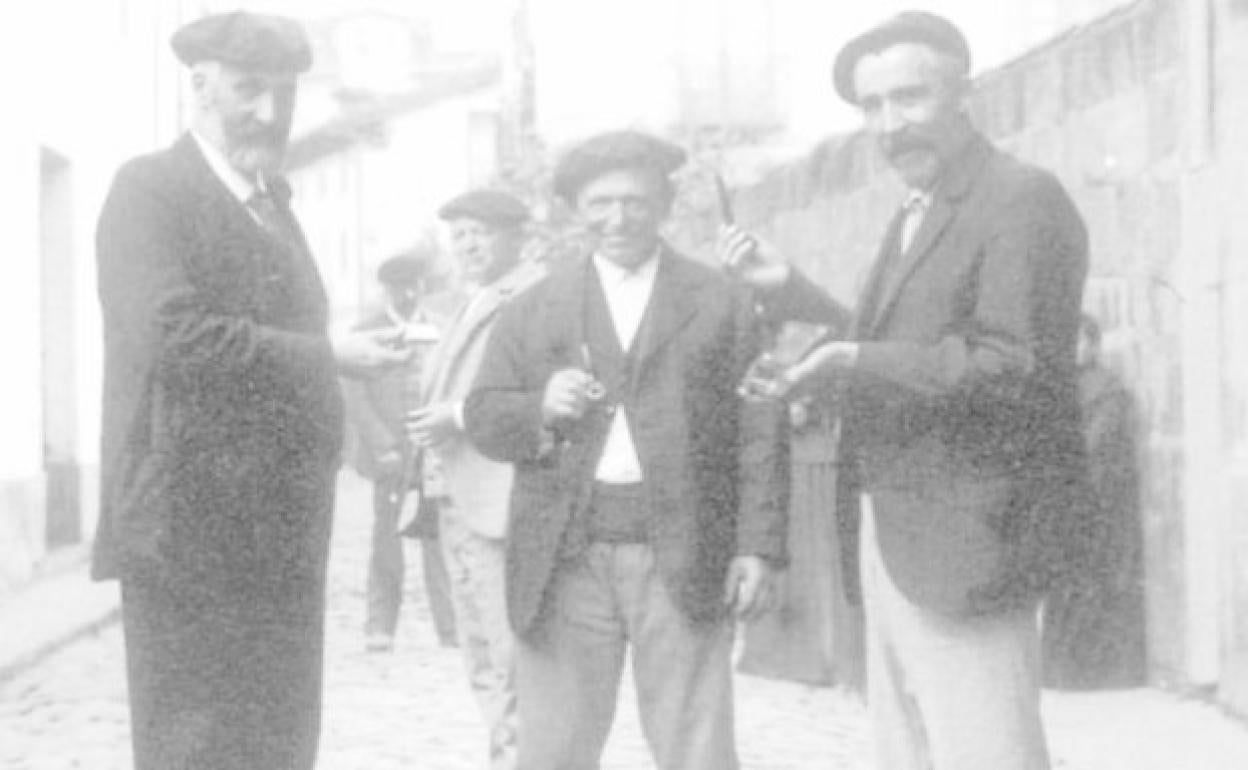 1896ko Euskal Jaietan Arrasaten egindako argazkian, Joxe Zapirain, Pello Errota eta Pedro Mari Otaño bertsolariak.