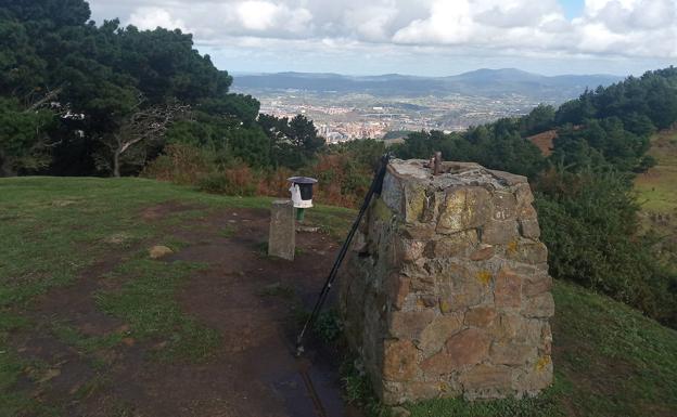 La capital vizcaína, desde la cima del monte Sasiburu y su curioso buzón-cabeza.