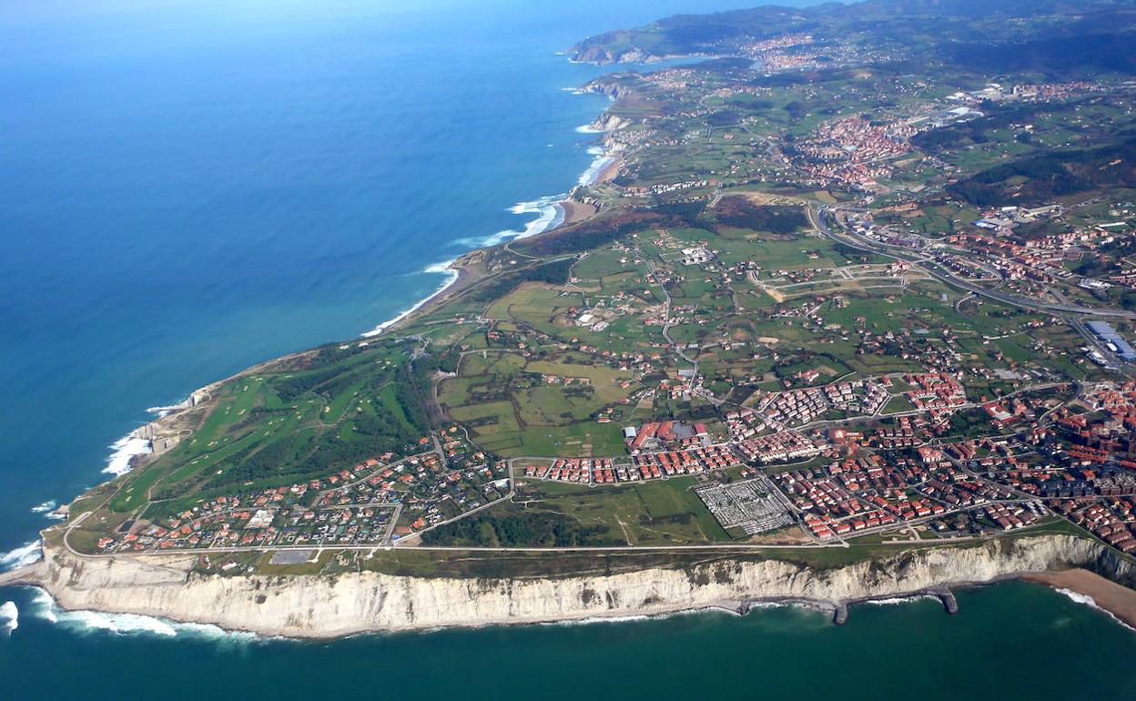 Vista aérea de La Galea, con el barrio de Andra Mari en segundo plano, donde se llegó a plantear construir hasta 8.000 viviendas. 