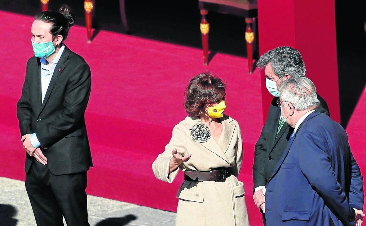 La vicepresidenta Carmen Calvo charla con el presidente del CGPJ en presencia de Pablo Iglesias. 