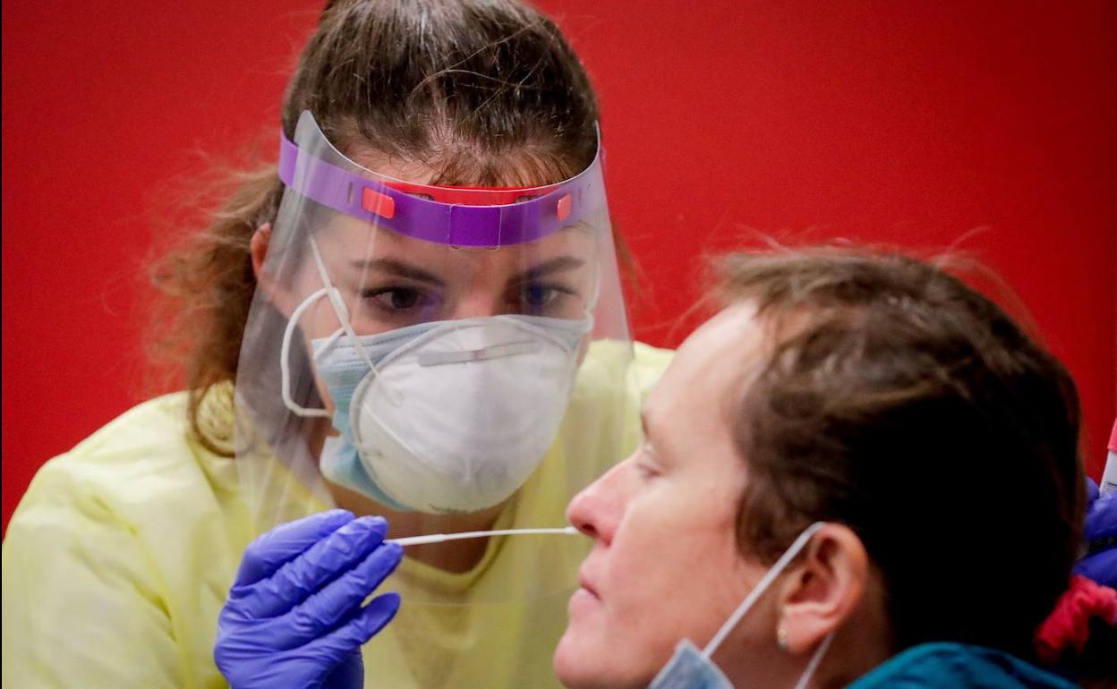 Una sanitaria realiza una prueba diagnóstica.