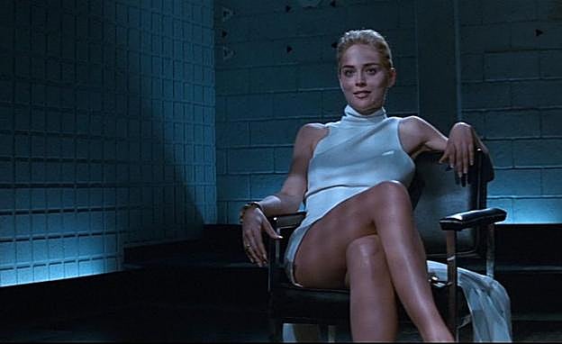 El sencillo vestido de Sharon Stone en 'Instinto Básico' (1987). 