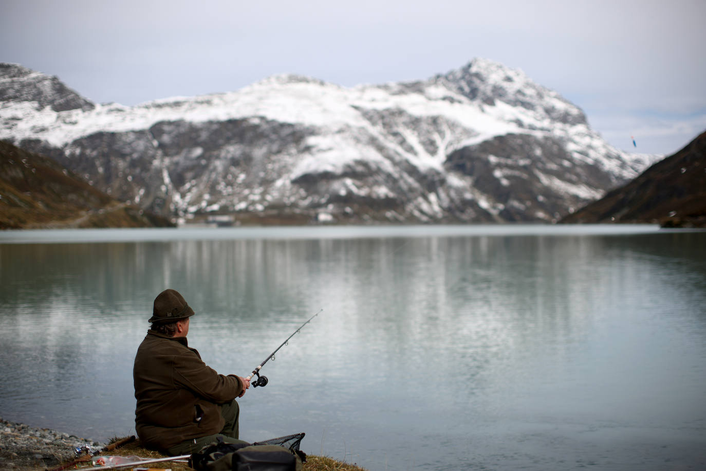 De pesca en las aguas del embalse de Silvretta, en Austria.