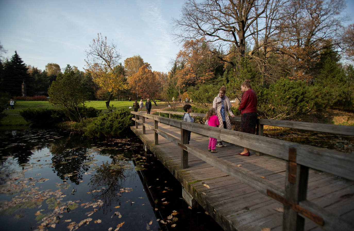 Una familia pasea por el jardín japonés en Moscú.