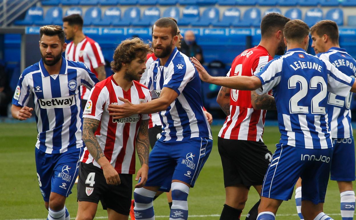 Duarte, Laguardia y Lejeune defienden una jugada a balón parado ante el Athletic