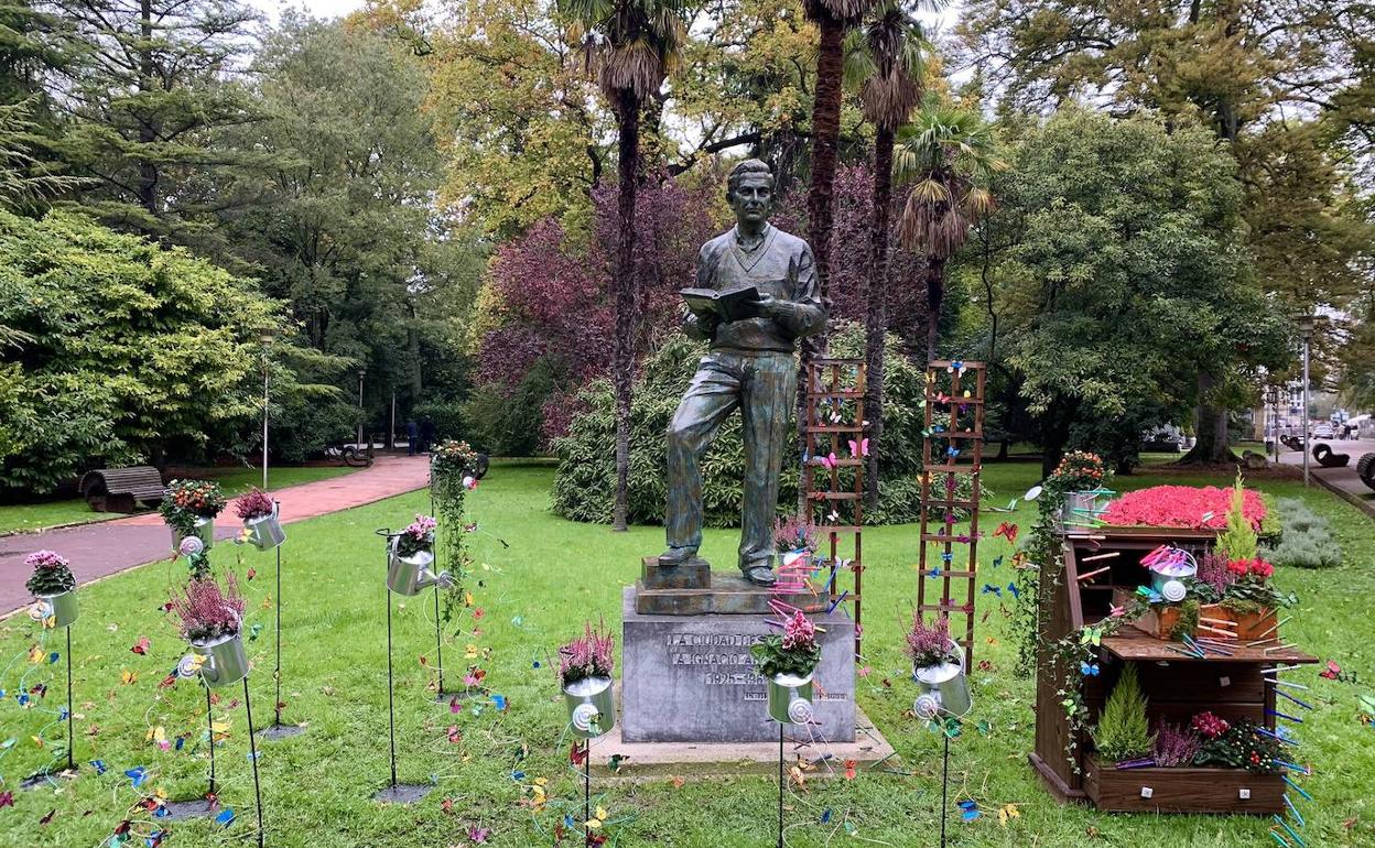La estatua del escritor Ignacio Aldecoa decorada con flores.