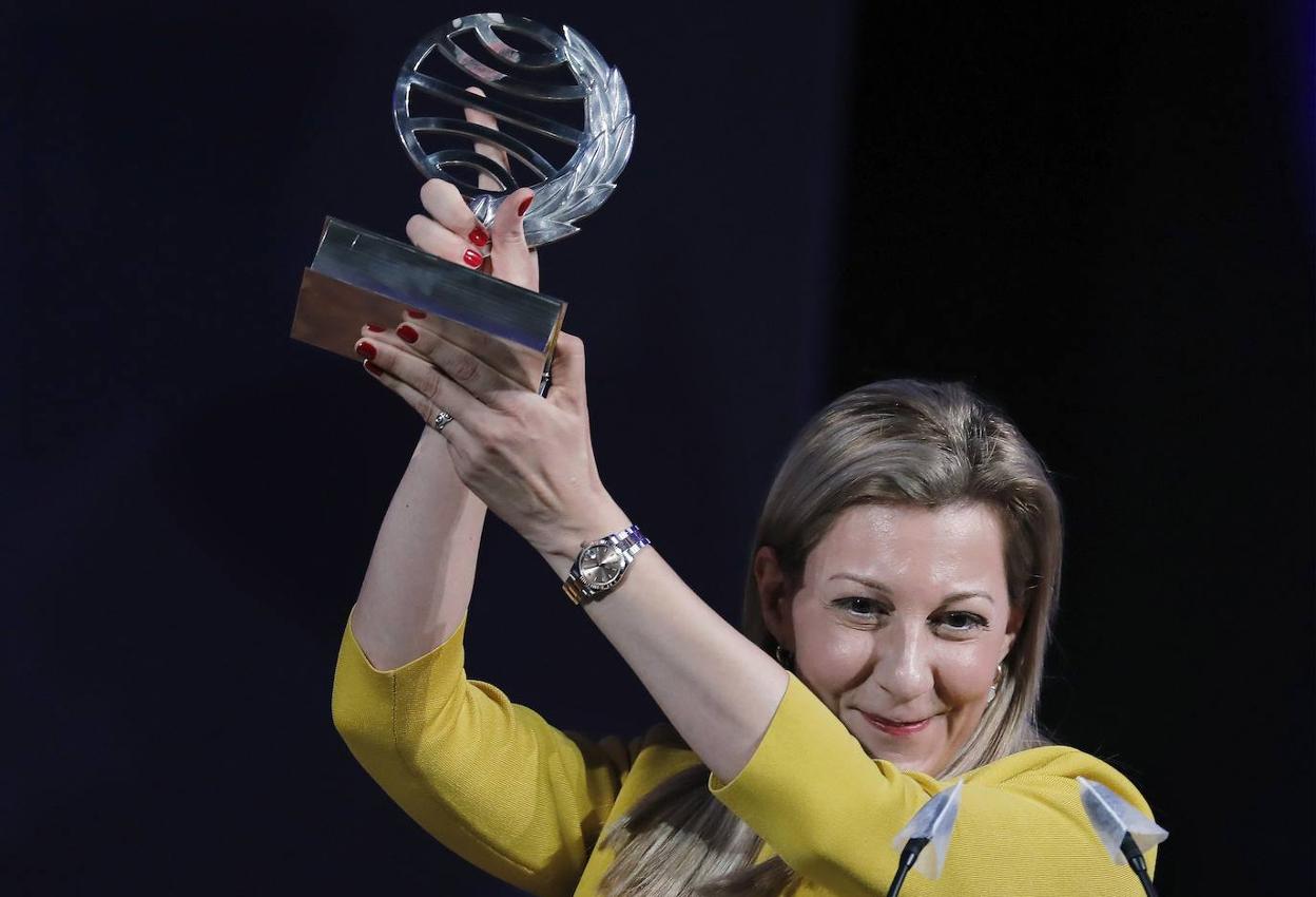 Eva García Sáenz de Urturi muestra el trofeo del Premio Planeta.