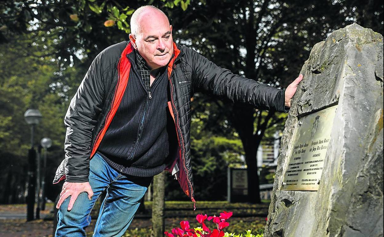 Antonio Rivera, junto al monolito en memoria de Fernando Buesa y Jorge Díez, en Vitoria. 