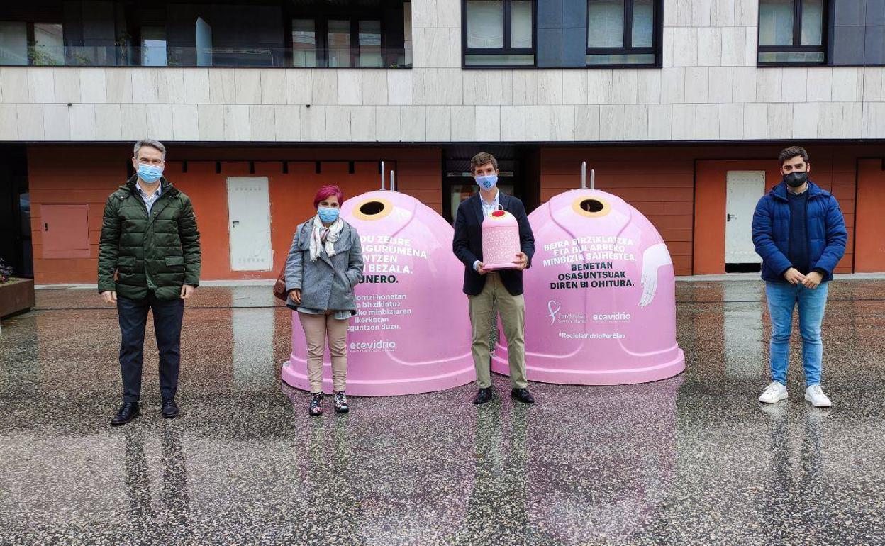 Los contendores rosas estarán colocados en la plaza Alberto Acero durante dos semanas. 